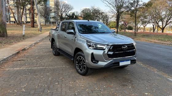 TOYOTA HILUX 2.8 D-4D TURBO DIESEL CD SRX 4X4 AUTOMÁTICO